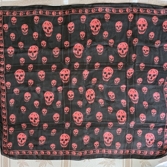 Alexander McQueen Skull Silk Scarf Black Red - Picture 8 of 10